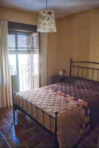 リオパルにあるCasa Rural Campoamorの窓付きの部屋にベッド付きのベッドルーム1室があります。