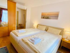 ein Schlafzimmer mit einem Bett mit zwei Handtüchern darauf in der Unterkunft Residenz Bleichröder - Ferienwohnung 12 in Heringsdorf