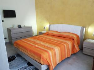 a bedroom with a bed with an orange blanket at Casa chic in Barletta