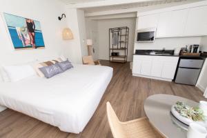 Kuchyň nebo kuchyňský kout v ubytování Endless Coast, A Boutique Hotel