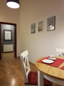 comedor con mesa, mesa y sillas en Zakamarki, en Cracovia