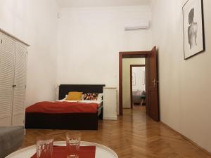 Un dormitorio con una cama y una mesa en una habitación. en Zakamarki, en Cracovia