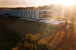 Una vista aérea de un gran edificio blanco con sombrillas. en Schlosshotel Hellenstein, en Heidenheim an der Brenz