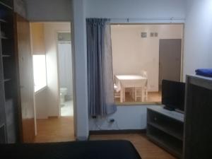 Zimmer mit Blick auf ein Wohnzimmer in der Unterkunft Centrico 05 in General Roca