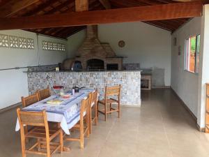 Un comedor con mesa y sillas y una cocina. en Sitio em Atibaia - Sitio Beija-Flor, en Atibaia 34 fotos más