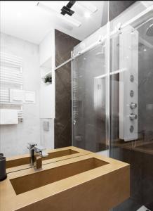 ワルシャワにあるPawia P&O Serviced Apartmentsのバスルーム(シャワー、シンク、シャワー付)