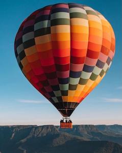 大普拉亞的住宿－Chalés Alvorada，飞过山的多彩热气球