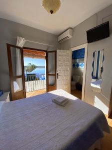 a bedroom with a bed with a view of the ocean at Pensión Cristina in El Rocío