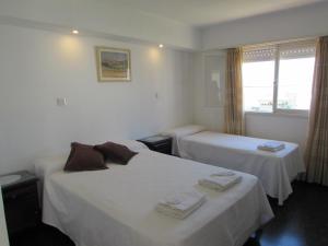 una camera d'albergo con due letti e una finestra di Hotel Brisas del Mar a Miramar