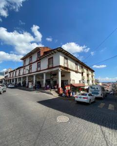 un grand bâtiment sur le côté d'une rue dans l'établissement Hotel Oseguera, à Uruapan del Progreso