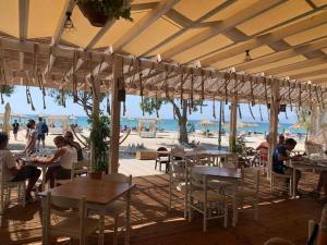 ein Restaurant am Strand mit Tischen in der Unterkunft Panorama Studios in Mastichari