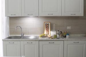 A kitchen or kitchenette at Gli Appartamenti della Villa