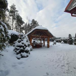 Agro Breza - dom z kominkiem 20 metrow od jeziora- sauna ogrodowa v zimě
