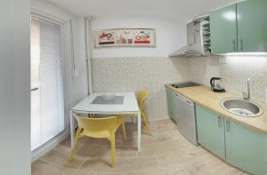 Dapur atau dapur kecil di Bibi's Apartments