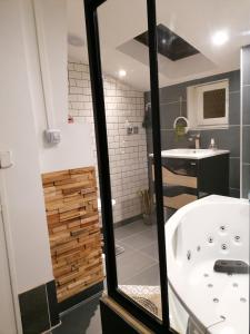 Ett badrum på Le spa des canut