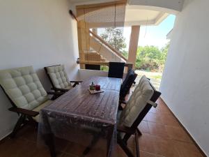 a dining table and chairs in a room at Apartmani Bellevue in Vir