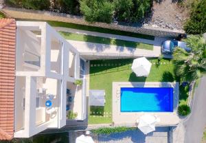 Bazén v ubytování Villa Minos Plaka nebo v jeho okolí