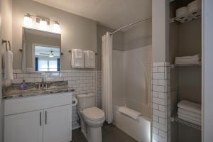 Ένα μπάνιο στο Ranch Style Home & Plenty Of BKYD Space Near KSU +33 φωτογραφίες
