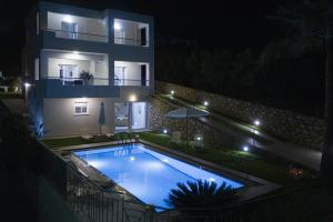 Bazén v ubytování Villa Minos Plaka nebo v jeho okolí