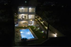 Bazén v ubytování Villa Minos Plaka nebo v jeho okolí
