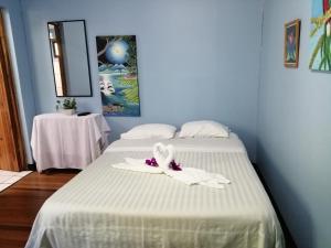 Un pat sau paturi într-o cameră la Monte Los Lirios Lodge