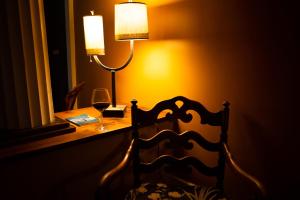 stół z lampką wina w obiekcie Black Walnut Bed and Breakfast w mieście Interlaken