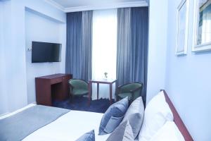 Televiisor ja/või meelelahutuskeskus majutusasutuses Grand Fortune Hotel