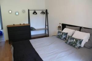 ein Schlafzimmer mit einem Bett mit einer Kommode und einem Spiegel in der Unterkunft Grande maison familiale piscine et jardin in Gujan-Mestras + 31 Fotos