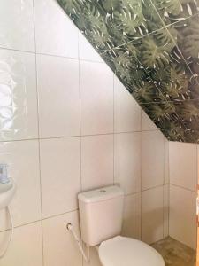 een badkamer met een toilet en een wastafel bij Casa de Veraneio Ilha de Itamaracá in Itamaracá
