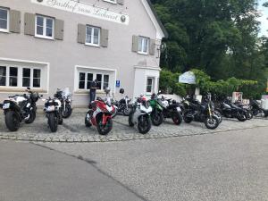 grupa motocykli zaparkowanych przed budynkiem w obiekcie Lechwirt w mieście Schongau