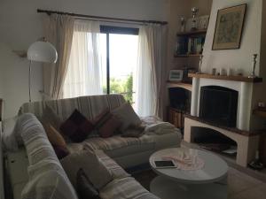 un salon avec un canapé et une cheminée dans l'établissement Villa indépendante climatisée Tiuccia Bord de mer, à Casaglione 25 autres photos