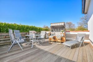 een terras met stoelen en een tafel bij Haus Meeresrauschen Sansibar in Scharbeutz