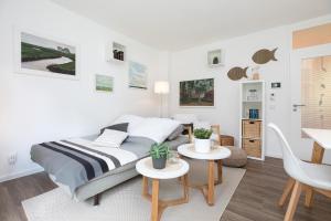 um quarto com uma cama, uma mesa e cadeiras em Apartmentanlage Wennseestraße Kleines Glück em Scharbeutz