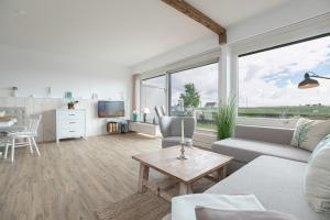 uma sala de estar com um sofá e uma mesa em Haus Bellevue Stuuv 8 em Scharbeutz