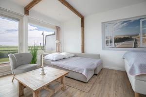 um quarto com uma cama, uma mesa e uma cadeira em Haus Bellevue Stuuv 8 em Scharbeutz