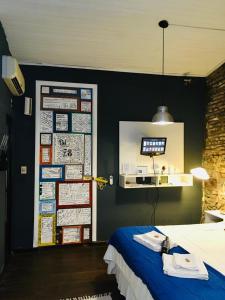 Giường trong phòng chung tại Estudio Taller de Tejas Colonia B&B