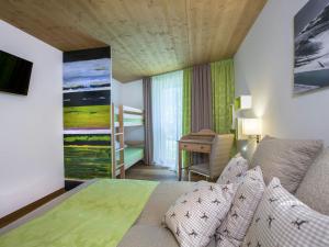 ein Schlafzimmer mit einem Bett und einem Schreibtisch in einem Zimmer in der Unterkunft Beautiful apartment close to the Wildkogelbahn in Neukirchen am Großvenediger
