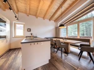 Imagen de la galería de Luxury chalet with 2 bathrooms, near a small slope, en Neukirchen am Großvenediger