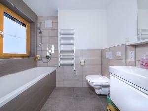 Een badkamer bij Luxury chalet with 5 bathrooms, near a small slope