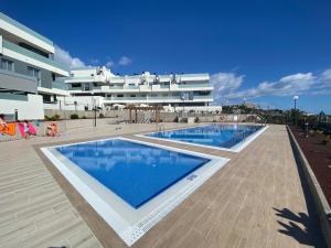 einem Pool vor einem Gebäude in der Unterkunft A beautiful apartment with a beach view - La Tejita - El Medano in El Médano