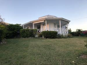 una casa con césped delante en La villa les palmiers simplicité convivialité en Saint-François