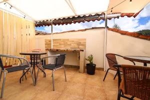 a patio with two tables and chairs and a fire place at CASONA TORDO - A 3 Cdras de la Plaza - Habitaciones con baño privado in Cusco