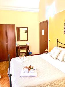 een hotelkamer met 2 bedden, handdoeken en een spiegel bij LA TERRAZZA SUL CORSO City Center in Agrigento