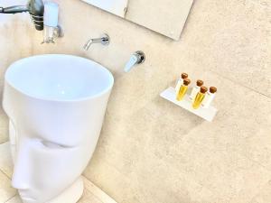 A bathroom at Fontana di Trevi Private Luxury Apartaments