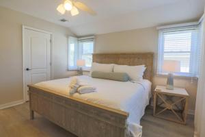 - une chambre avec un grand lit en bois et 2 lampes dans l'établissement Beachside Cottage, à Isle of Palms 45 autres photos