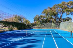 an image of a tennis court at Beachside Cottage in Isle of Palms