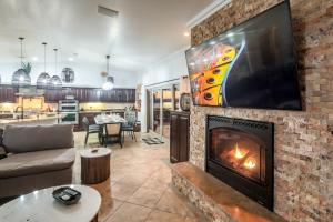 Una sala de estar con chimenea y televisión. en VIEWS! Luxury Lake Home W/ Pool, Spa & Fire Pit!, en Lake Havasu City