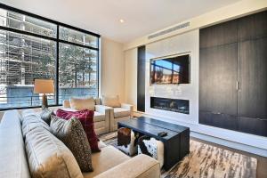 A seating area at Luxurious & Modern Ski-in, Ski-out 2 BR in Canyons Village condo