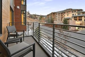 Un balcón o terraza de Ski in-ski out Modern 2 BR Residence in Canyons Village condo