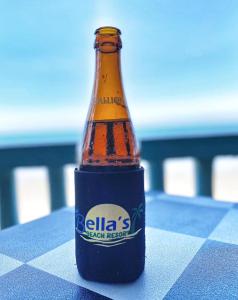 una bottiglia di birra seduta sopra un tavolo di Bella's Beach Resort Apartment 8 a Bauang